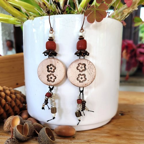 Des boucles d'oreille de style ethnique, contemporaines et nostalgiques avec céramique artisanale: "sentinelles du temps"