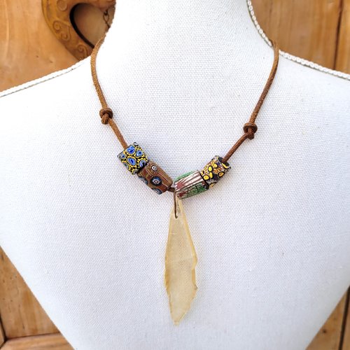 Un collier talisman aux couleurs des grands déserts : "comme une illusion des sables ...."