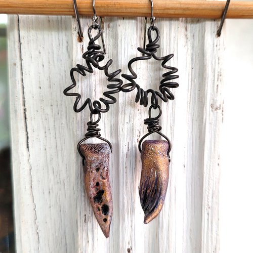 Des boucles d'oreille minimalistes et primitives avec céramiques artisanales : "ritournelle du bonheur"