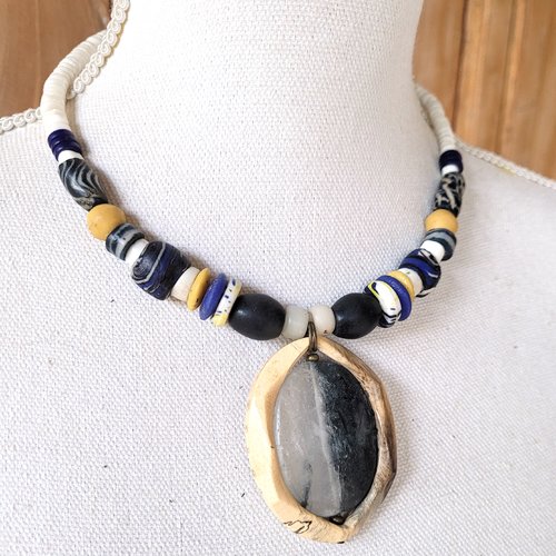 Allure tribale, boho, chic et citadine pour ce collier, un beau cabochon d'agate et os comme pendentif :  "rythmes sauvages "