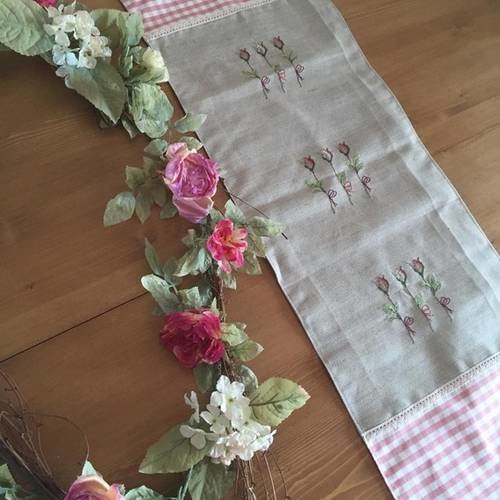 Chemin de table en broderie et tissu vichy rose. 