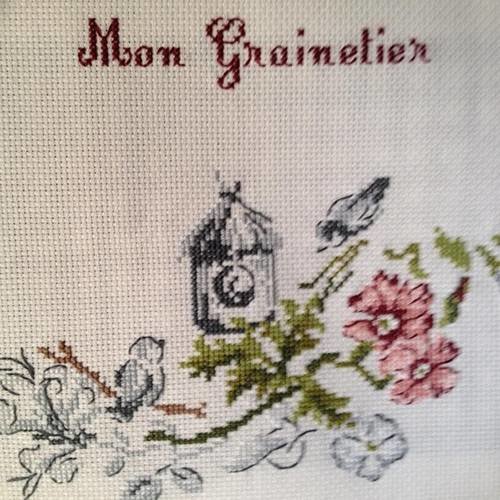 Mon grainetier cousu sur  un tissu à carreaux gris 