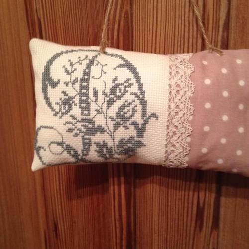 Coussin de porte ou de meuble brodé sur toile aida et tissu à pois 