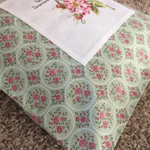 Une housse de coussin romantique fait d'un  tissu vert fleuri avec une rose  sur toile aida 