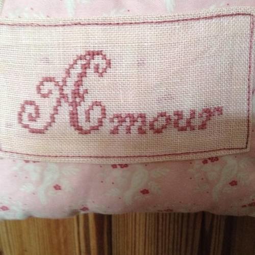 Petit coussin de porte ou de meuble brodé sur un joli tissu