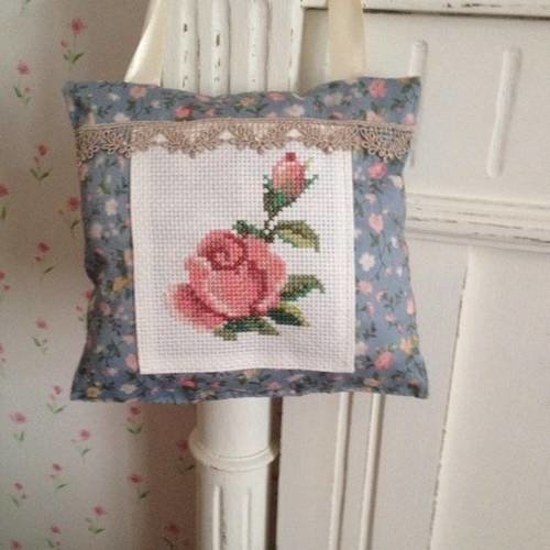 Petit coussin de porte ou de meuble brodé romantique 