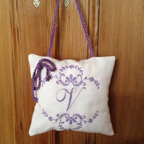 Joli coussin de porte brodé 