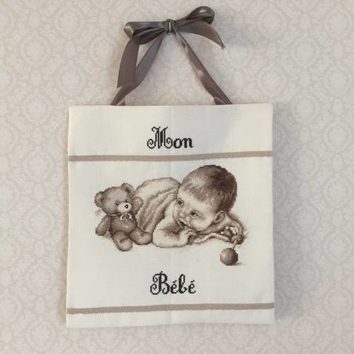 Tableau brodé pour bébé aux points de croix 