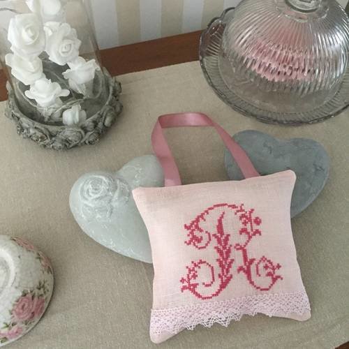 Coussin de porte brodé sur toile de lin