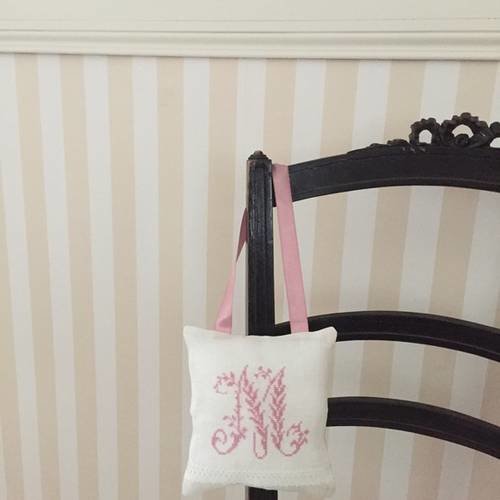  petit coussin brodé aux points de croix sur toile de lin