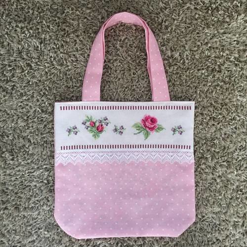 Joli petit sac brodé en tissu 