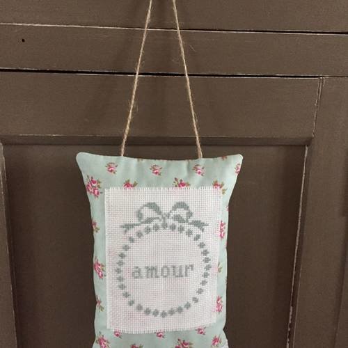Joli coussin de porte brodé romantique