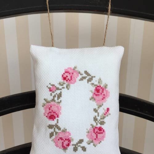 Joli coussin brodé shabby chic