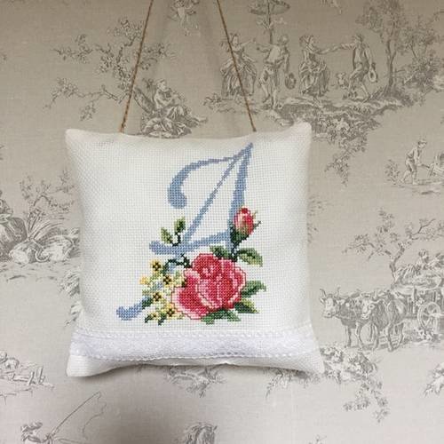 Joli coussin de porte , d armoire, de fenêtre 