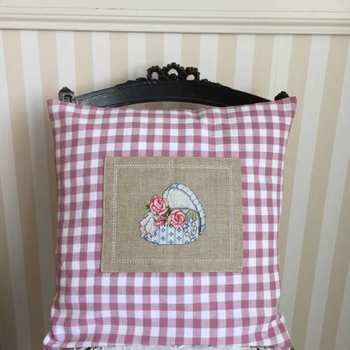 Housse de coussin brodée shabby chic