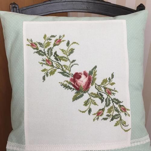 Jolie housse de coussin brodée romantique 