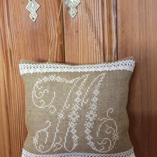 Coussin de porte brodé sur toile de lin