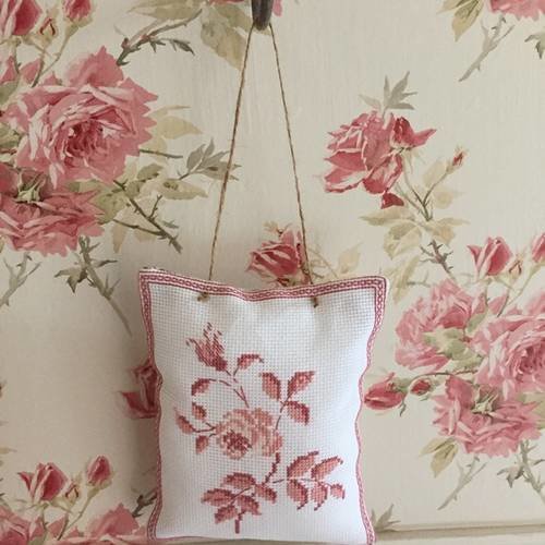 Joli coussin de porte brodé romantique 