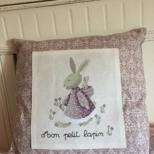 Coussin brodé pour chambre d'enfants 