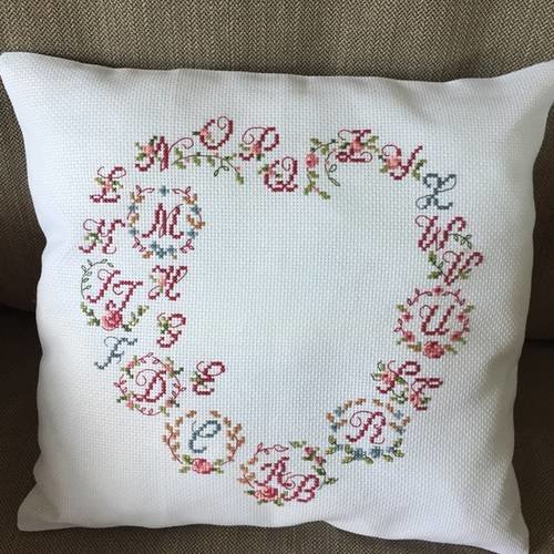 Coussin brodé aux points de croix romantique 
