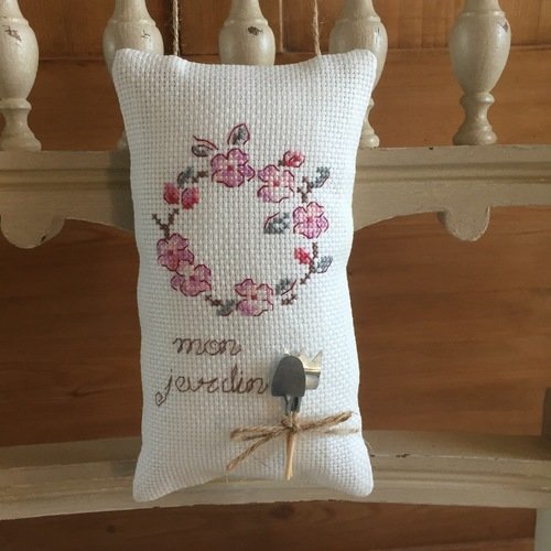 Coussin de porte brodé 