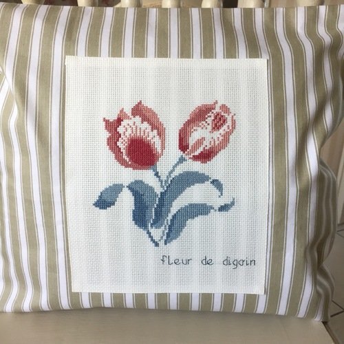 Housse de coussin brodée 