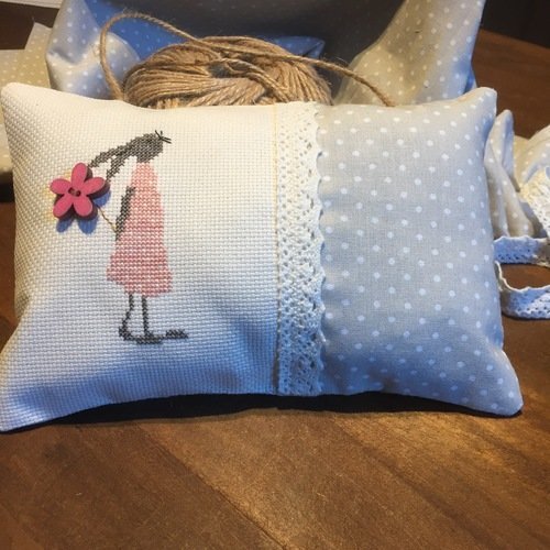 Coussin de porte brodé 