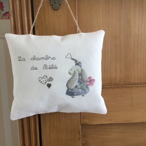 Coussin de porte brodé 