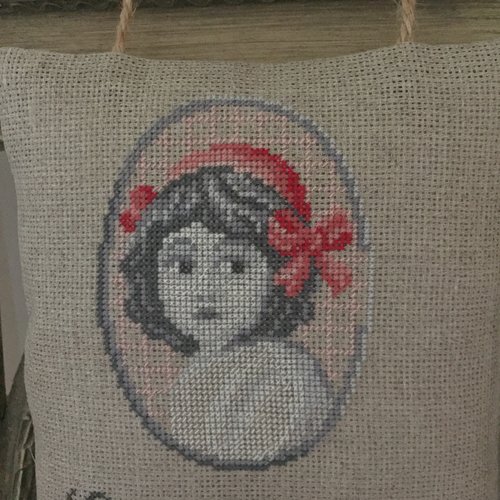 Joli coussin de porte brodé