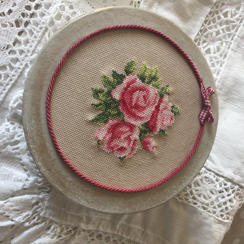 Jolie boîte brodée de roses
