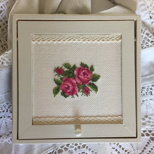 Joli coffret brodé romantique 
