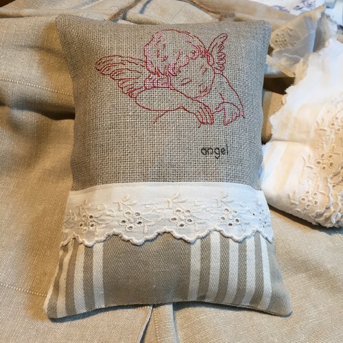 Coussin de porte brodé