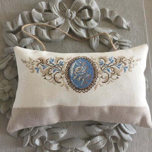Coussin de porte romantique brodé aux points de croix 