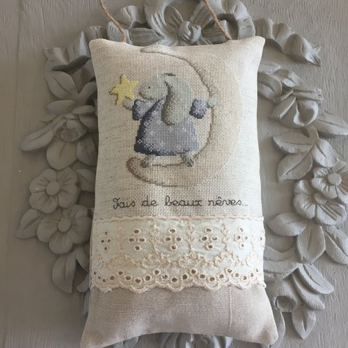 Coussin de porte brodé romantique 