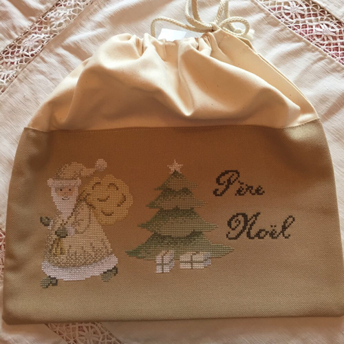 Pochon noël brodé aux points de croix 