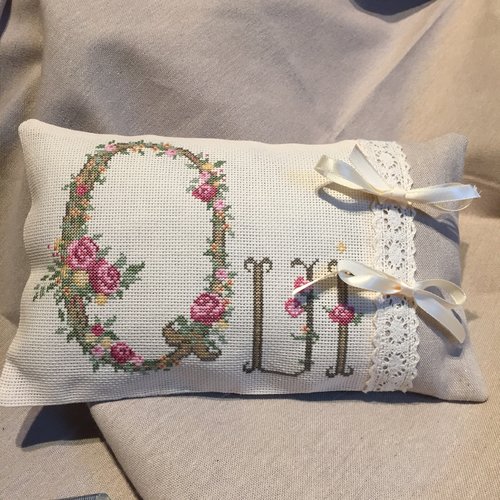 Coussin d’alliances brodé romantique 