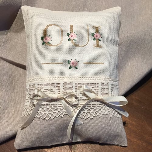 Coussin d’alliances brodé aux points de croix 