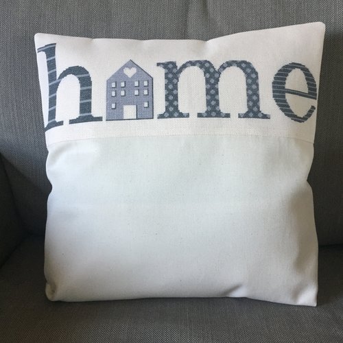Jolie housse de coussin brodée aux points de croix 