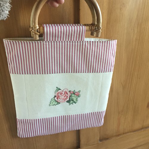 Petit sac brodé aux points de croix 