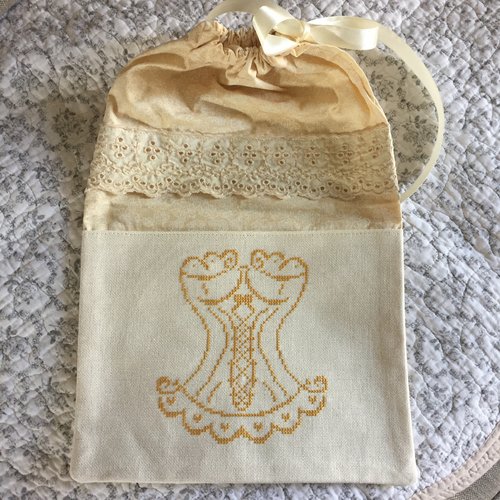 Pochon romantique brodé pour votre lingerie