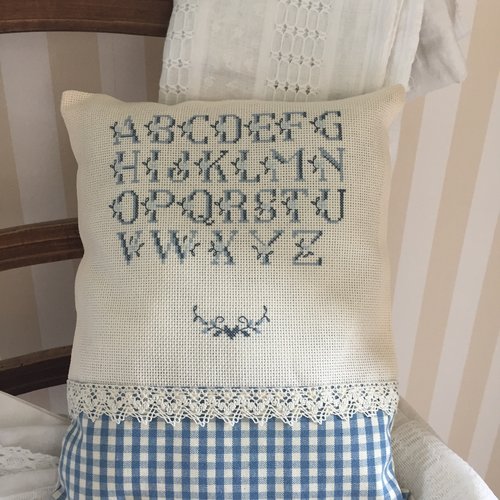 Petit coussin romantique brodé à poser