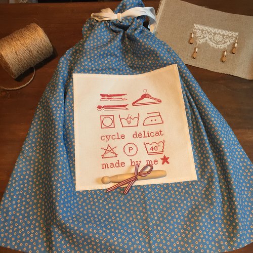Joli sac à linge brodé aux points de croix