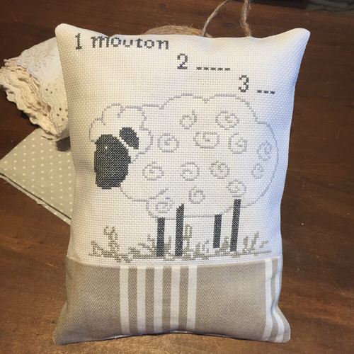 Coussin de porte brodé aux points de croix