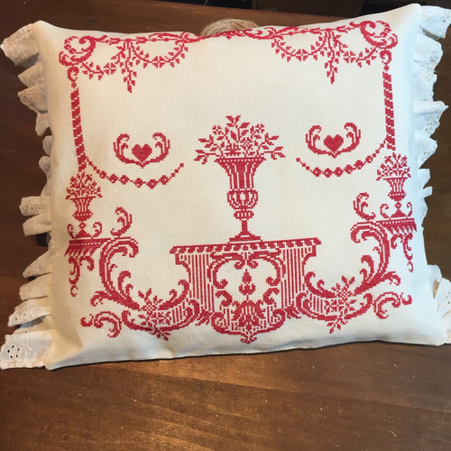 Joli coussin brodé aux points de croix