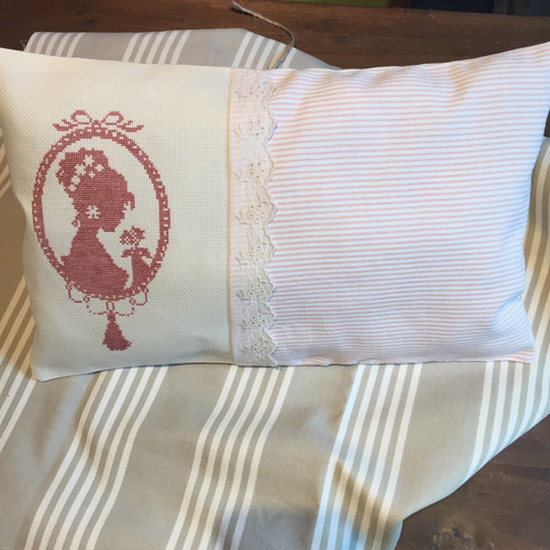 Coussin brodé shabby