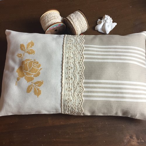 Coussin brodé romantique