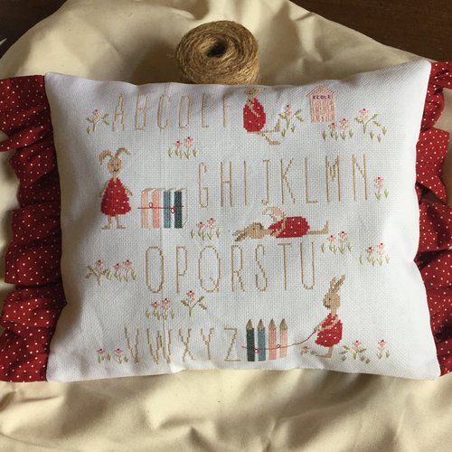 Coussin brodé aux points de croix