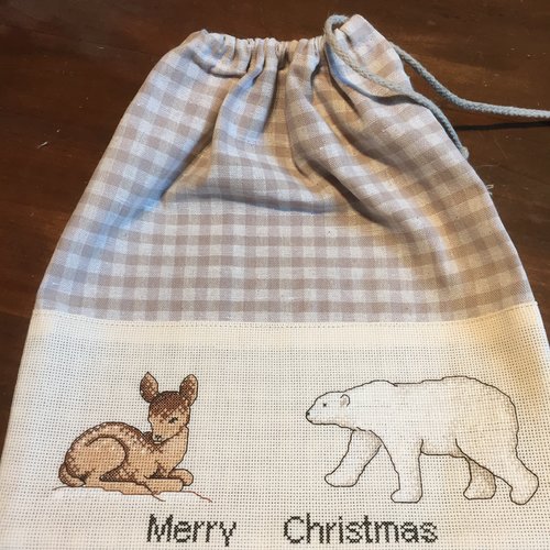 Joli pochon brodé aux points de croix noël