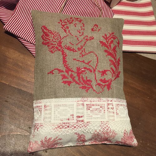 Joli coussin brodé romantique