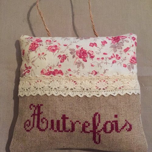Petit coussin de porte brodé